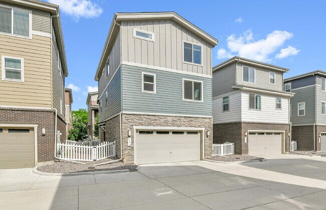 Building Photo - $2,620.95 - 3 Bed, 2.5 Bath Home in Aurora with AC and In Unit Laundry!