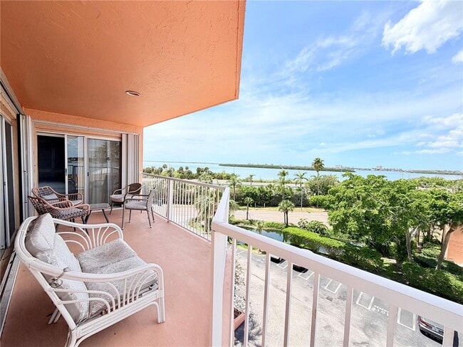Building Photo - 7430 Sunshine Skyway Ln S