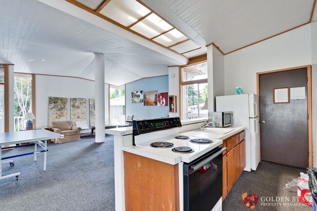 Building Photo - Updated 1 Bedroom Condo with Oversized Private Patio in Prime Mountain View Location