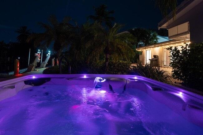 Building Photo - 2531 NE 47th St