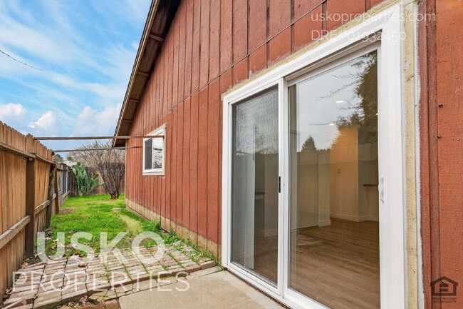 Building Photo - "Charming 2-Bed Duplex in Rancho Cordova – 1,110 Sq Ft of Comfort!"