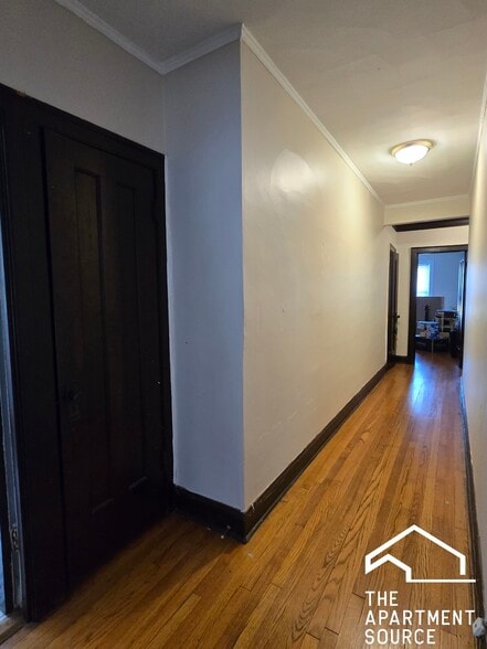Building Photo - 2417 W Sunnyside Ave