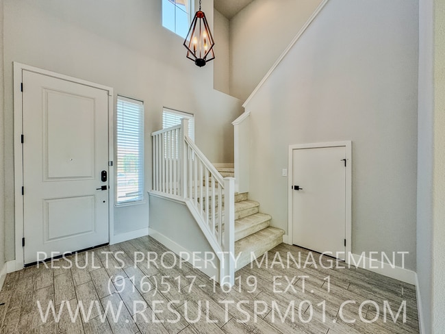 Building Photo - Gorgeous Upgraded 4 Bedroom Home
