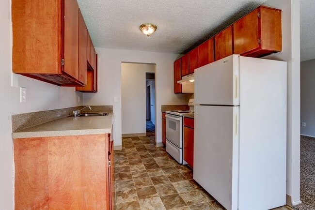 Building Photo - Remodeled 2x1 unit Ground level unit!