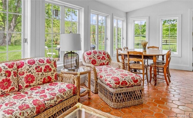 Building Photo - 1282 Hollow Rd