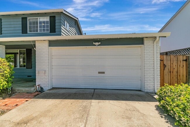 Building Photo - 2739 St Giles Ln