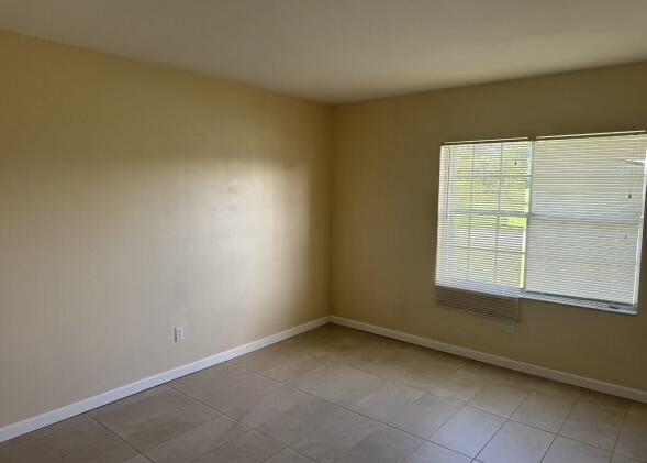 Building Photo - 632 SW Everett Ct