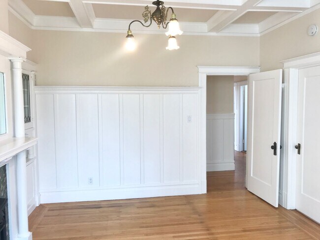 Building Photo - Top Floor Huge 4BR Flat, In Unit Laundry i...