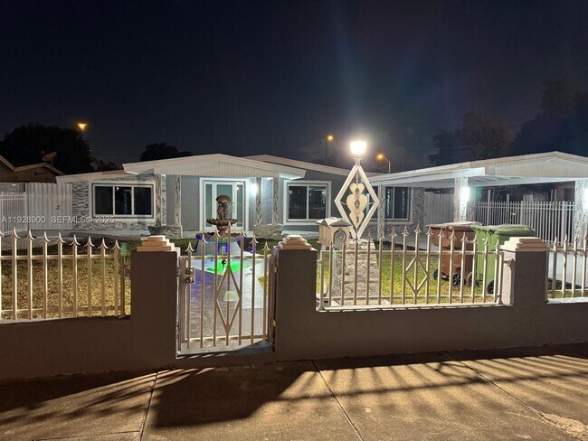 Building Photo - 881 Hialeah Dr