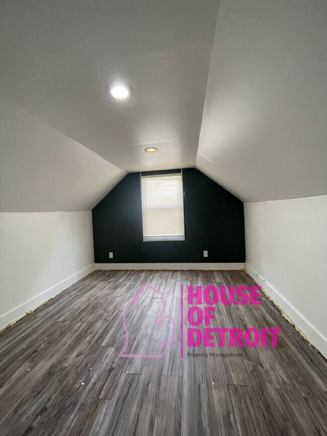 Building Photo - Summer Special~ 3 BEDROOM 1 BATH BUNGALOW ...