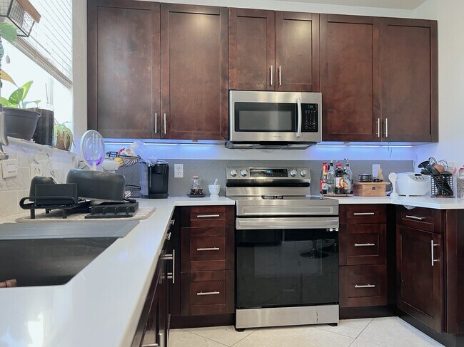 Building Photo - 750 Millbrae Ct