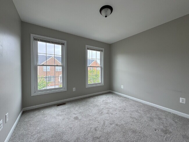Building Photo - Your Exquisite Herndon Sanctuary Awaits