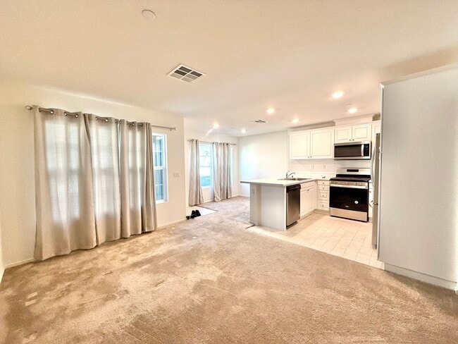 Building Photo - Modern Three Bedroom Townhouse in gated community of El Paseo $2,995.