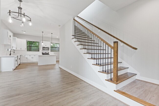 Building Photo - 806 E 39th St