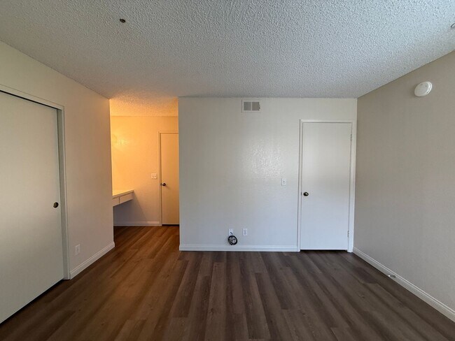 Building Photo - Downstairs Corner Condo in the Gated Commu...