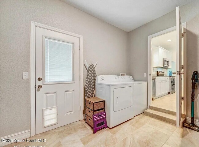 Building Photo - 827 Glenmore Cir