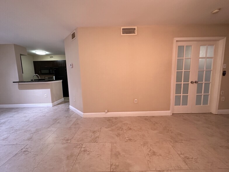 Building Photo - 2811 N Oakland Forest Dr