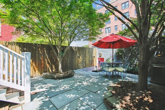 Building Photo - Stunning 3BR+, 3.5BA Capitol Hill Home wit...
