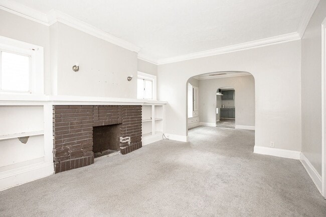 Building Photo - 5 BED 2 BATH BEAUTIFUL SINGLE FAMILY HOME ...