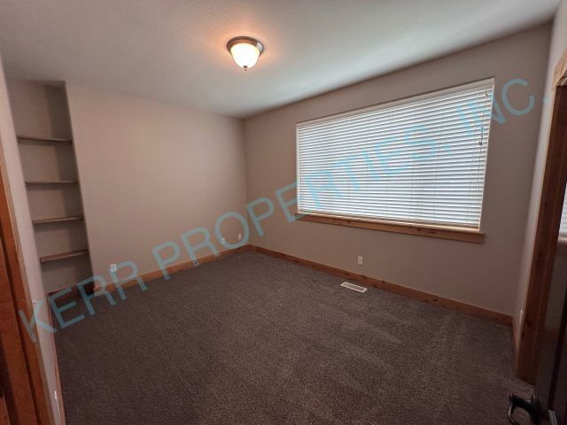 Building Photo - Discover Comfort and Space in A Charming 3-Bed, 2-Bath Retreat in Troutdale!