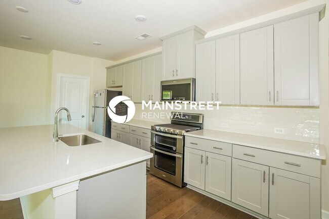 Building Photo - 4 Bedroom Pet-Friendly Home in Charlotte, NC with Main Street Renewal