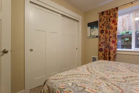 Building Photo - 443 NE GRAHAM ST