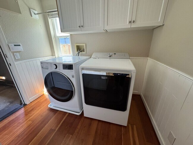 Building Photo - Fully remodeled home, Pet friendly with A/...