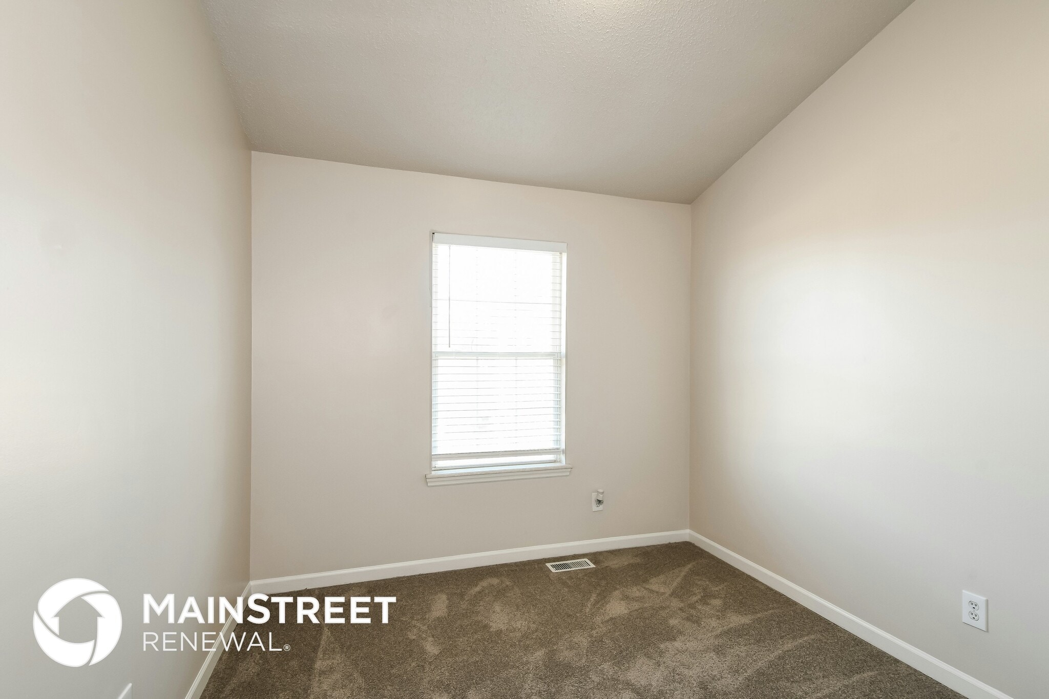 Building Photo - 3304-3305 5 Oaks Dr