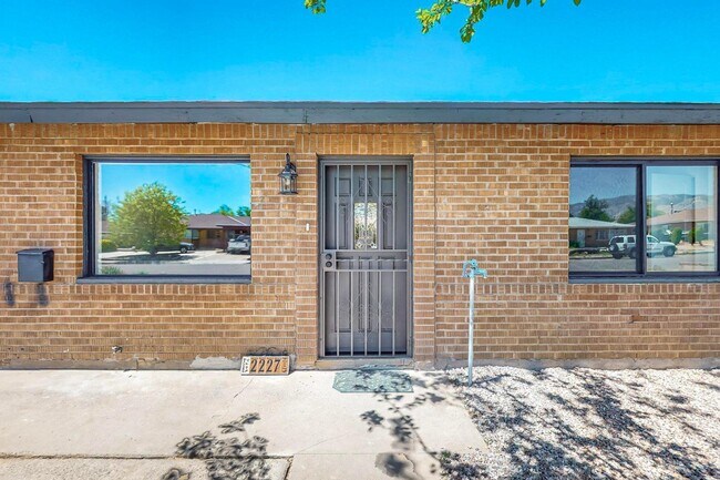 Building Photo - 2227 Inez Dr NE