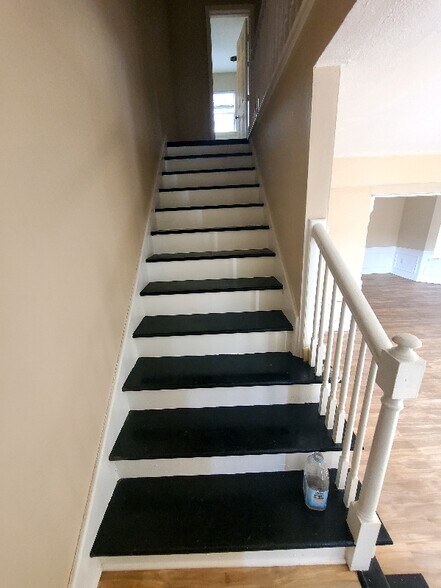 Building Photo - 1702 Jamestown Way