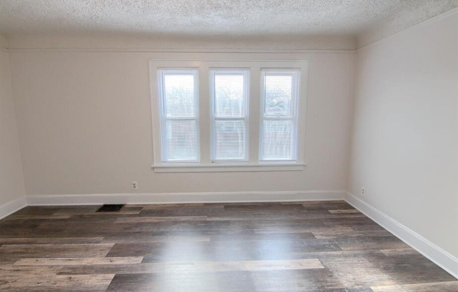 Building Photo - 372 W Bennett Ave