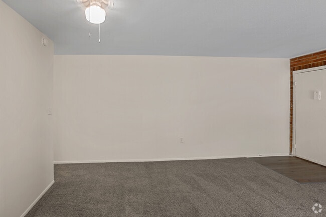 2BR, 1BA - 750SF - Dining Room - Parkview Estates