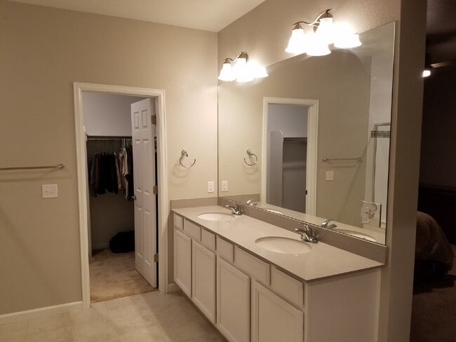 Building Photo - Gorgeous 4-Bed 3.5-Bath Home in Dayton Triangle!