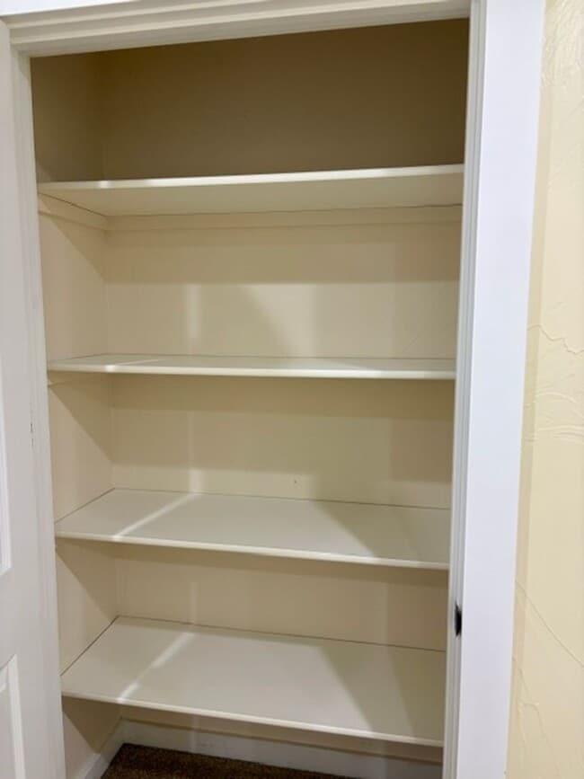 Building Photo - 3 Bedroom, 2.5 Bathroom Townhouse with Fireplace