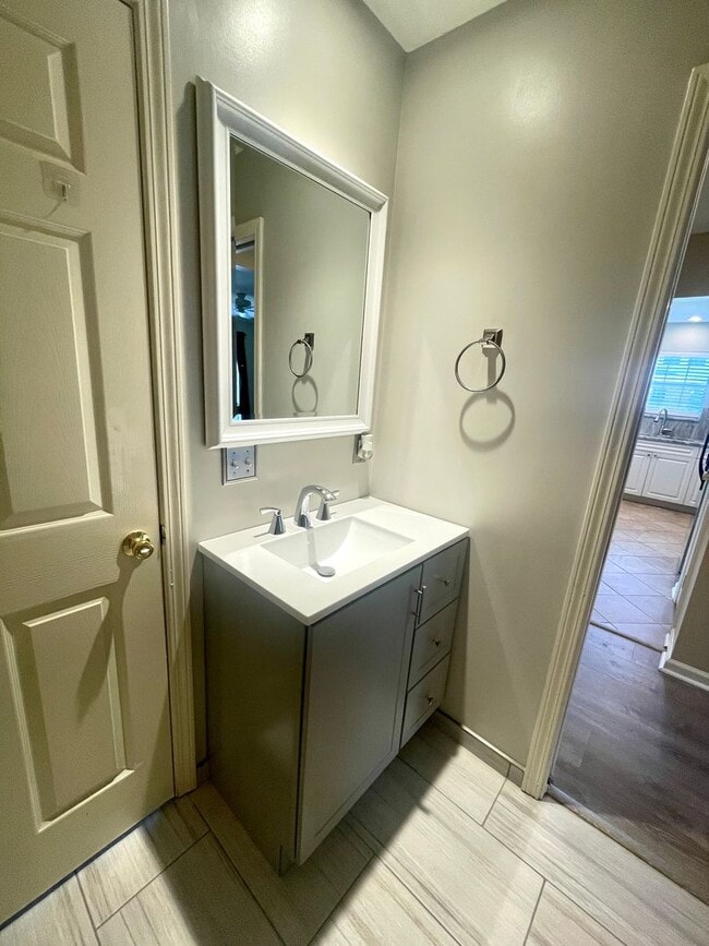 Building Photo - 3 Bedroom, 2 Bath Townhome in Park West of...