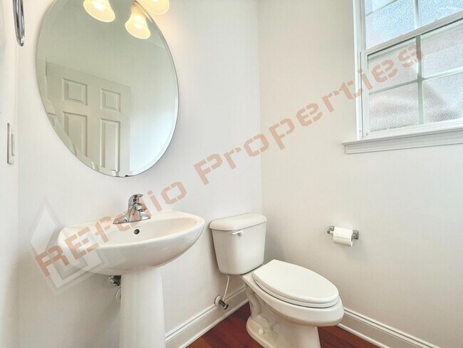 Building Photo - Beautiful 2 Story 3 Bedroom 2.5 Bath Townh...