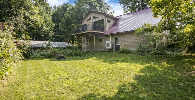 Building Photo - 3-Bedroom Home with Peekaboo Views of Silv...