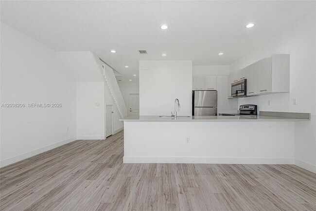 Building Photo - 635 NW 30th Ave