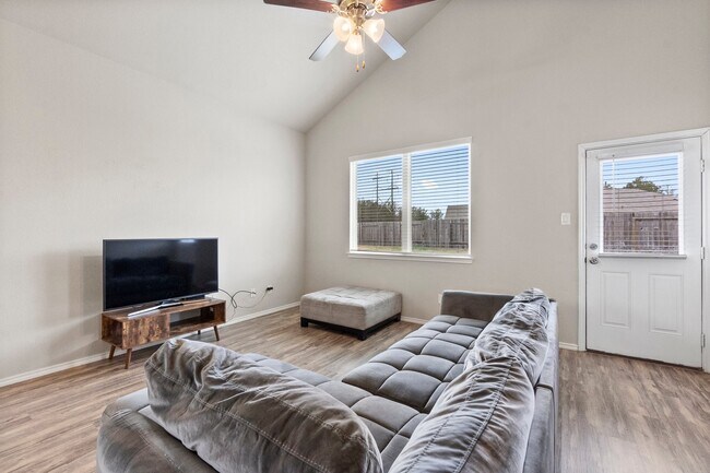 Building Photo - 18101 Woodpecker Trl