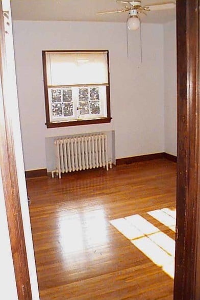 Left Bedroom Empty - 330 S Aiken Ave