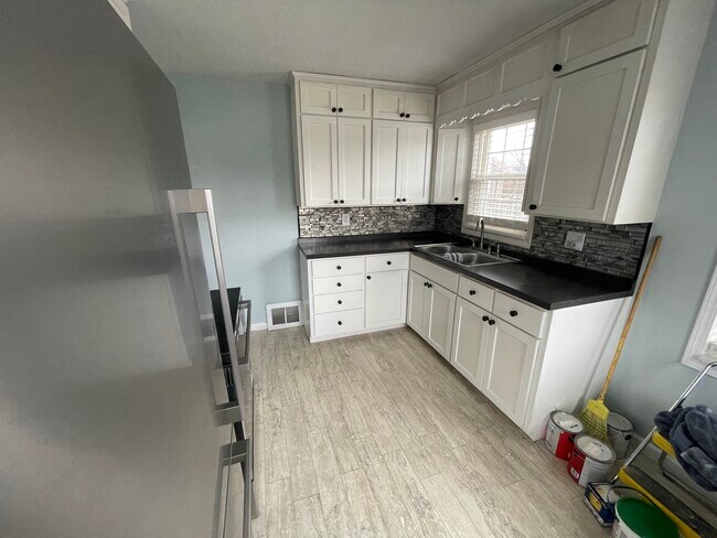 Building Photo - 773 S Primrose Pl