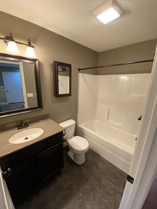 Building Photo - ~*~Gorgeous 2 Bedroom 2 Bathroom Duplex~*~