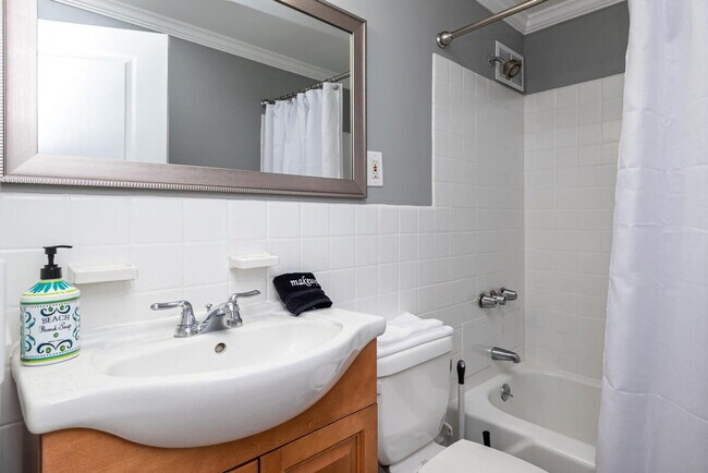 Building Photo - 300 W Peachtree St NW