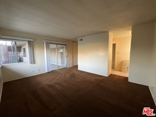 Building Photo - 46165 Burroweed Ln