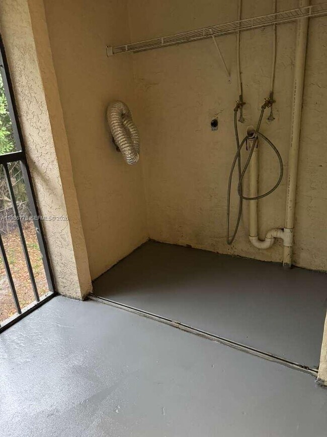 Building Photo - 605 Ixoria Ave