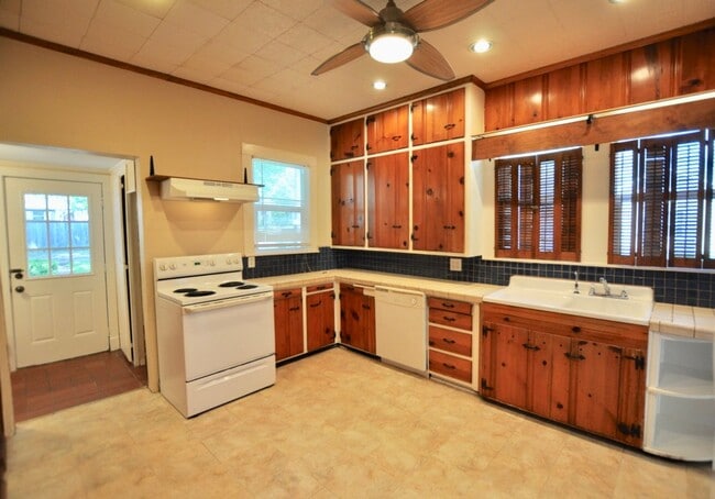 Building Photo - FOR LEASE! 3 BR - 1 BA - 1 Car Garage - 1,...