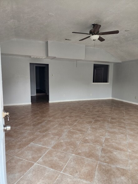 Building Photo - 13802 Hooper Rd