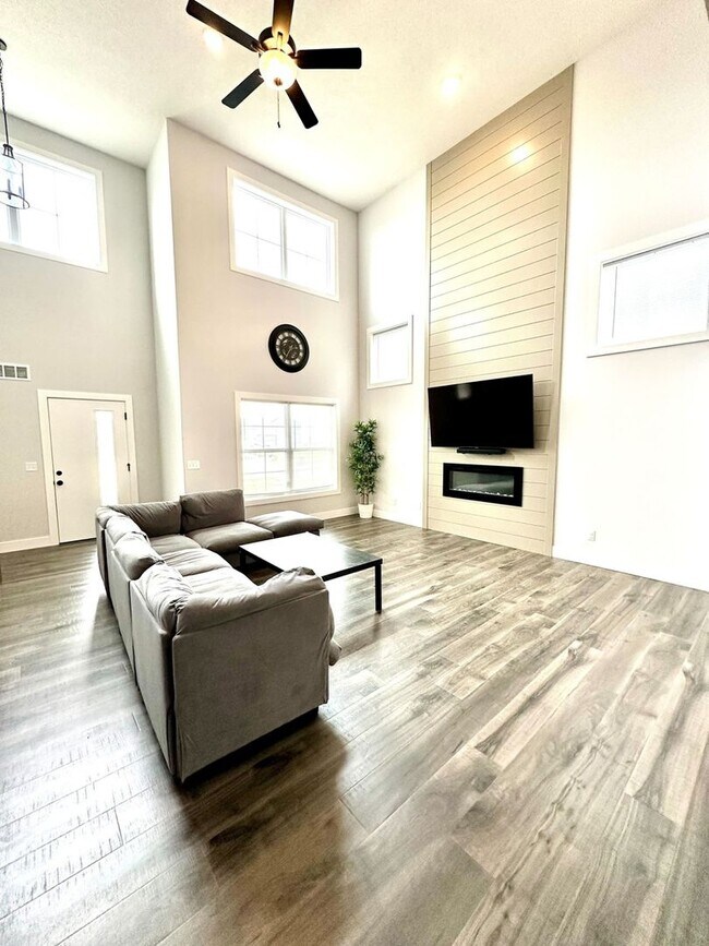 Building Photo - Spacious 5 Bed Home in Bloomington