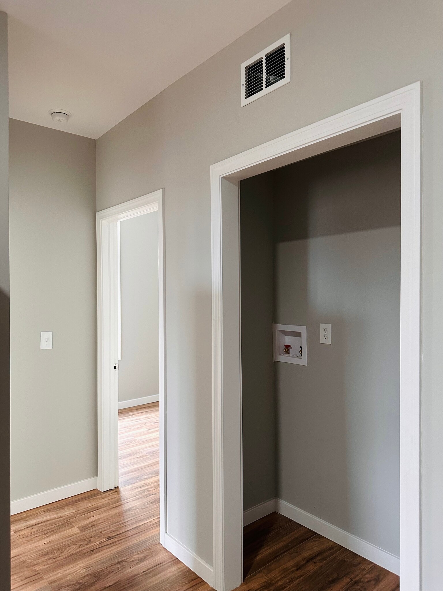 Building Photo - 19 Thompson St