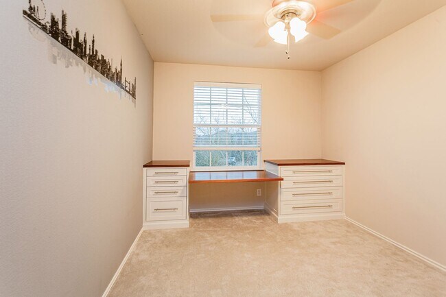 Building Photo - 3/BR 2.5/BA Cozy Two-Level Home with Fence...